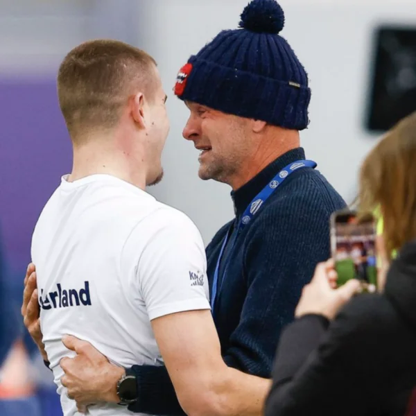 Erben Wennemars kan tranen niet bedwingen na wereldtitel van zoon Joep: &lsquo;Papa! Jaa!&rsquo;