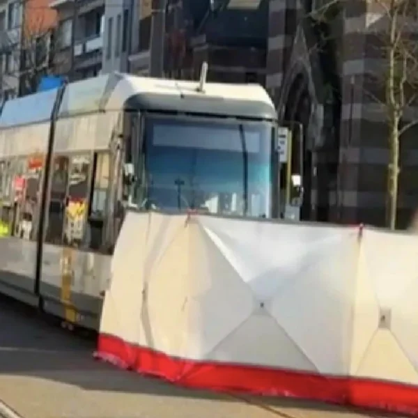 Overstekend meisje (12) onder de tram gekomen