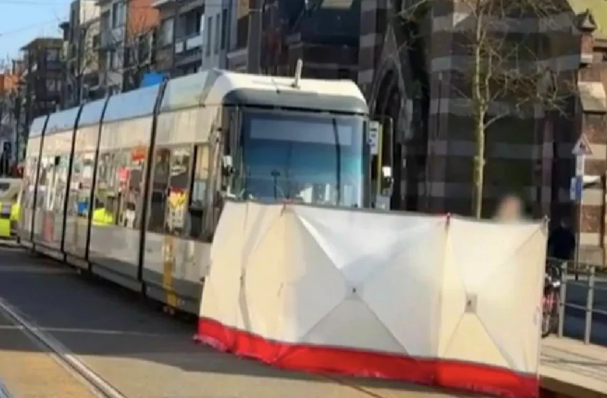 Overstekend meisje (12) onder de tram gekomen