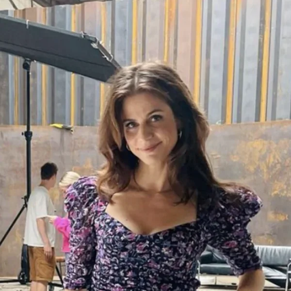 Elise Schaap weet precies hoe ze de aandacht met haar fotoshoot moet trekken
