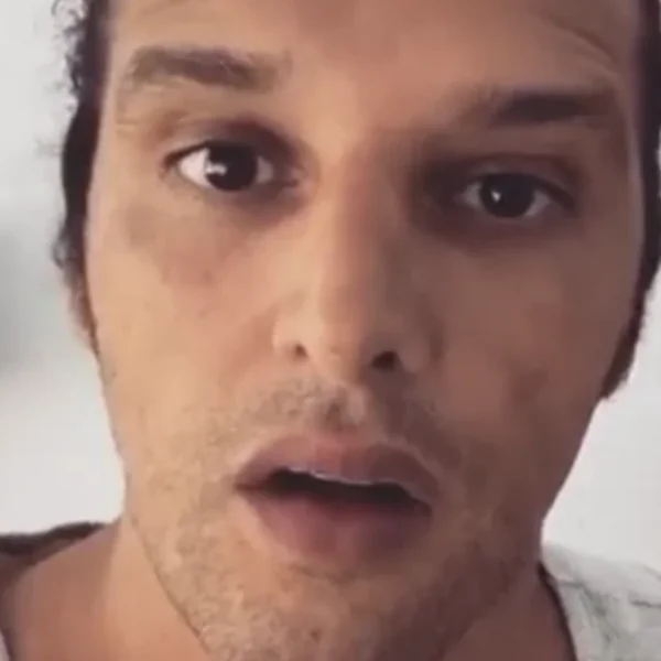 Ali B helemaal in elkaar geslagen in zijn eigen woning!