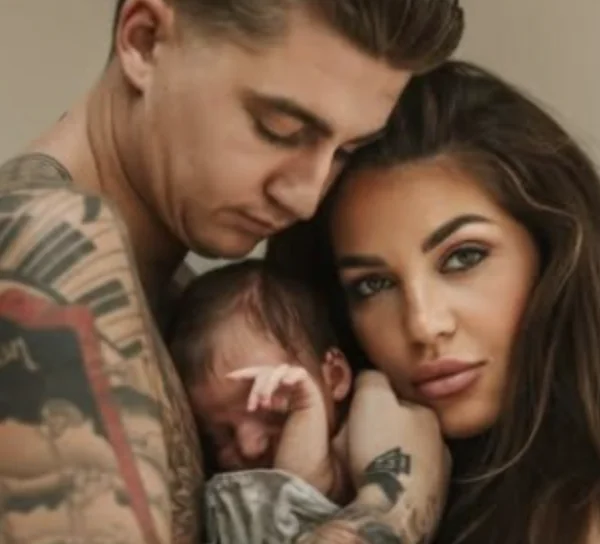 Verschrikkelijk nieuws voor Mart Hoogkamer en verloofde Jennifer: &acute;Baby met grote spoed naar ziekenhuis&acute;