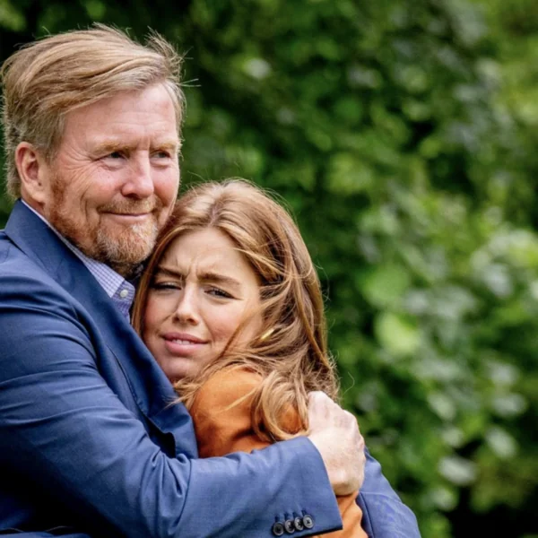 Willem-Alexander reageert op opgedoken video van prinses Alexia die een ander meisje kust: &lsquo;stop er nu mee&rsquo;