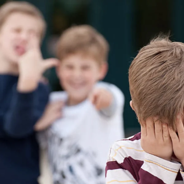 Nederlandse jongen is pesten zat en leert zijn pestkop een lesje met onverwachte beweging!