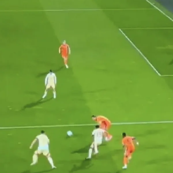 Oranje-kijkers gaan los op &eacute;&eacute;n speler: &rdquo;Incapabele clown&rdquo;