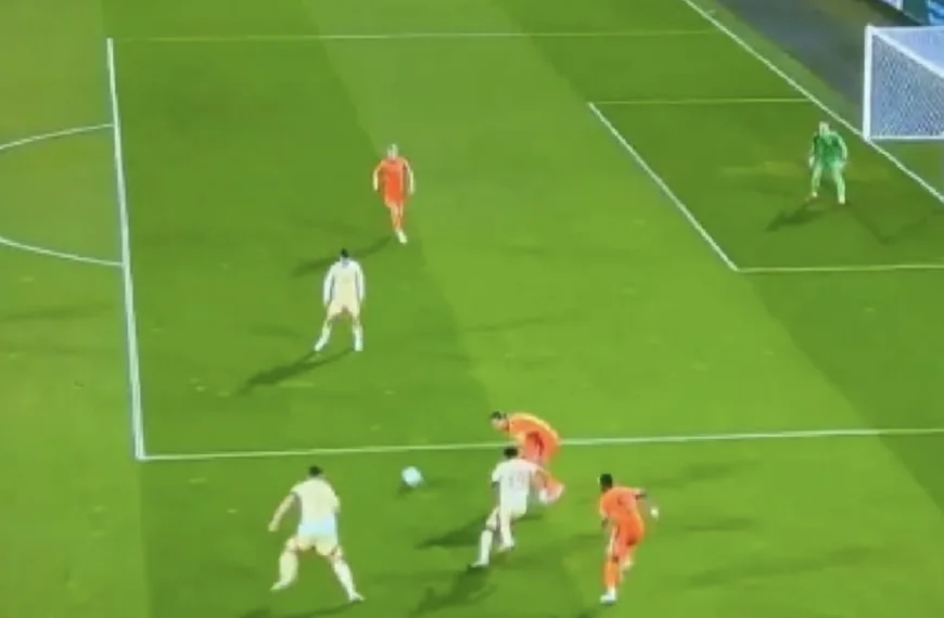 Oranje-kijkers gaan los op &eacute;&eacute;n speler: &rdquo;Incapabele clown&rdquo;