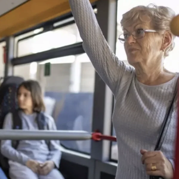 Alice (76): &ldquo;Ik ben woest dat kinderen in de bus hun zitplaats niet opgeven voor oudere passagiers&rdquo;