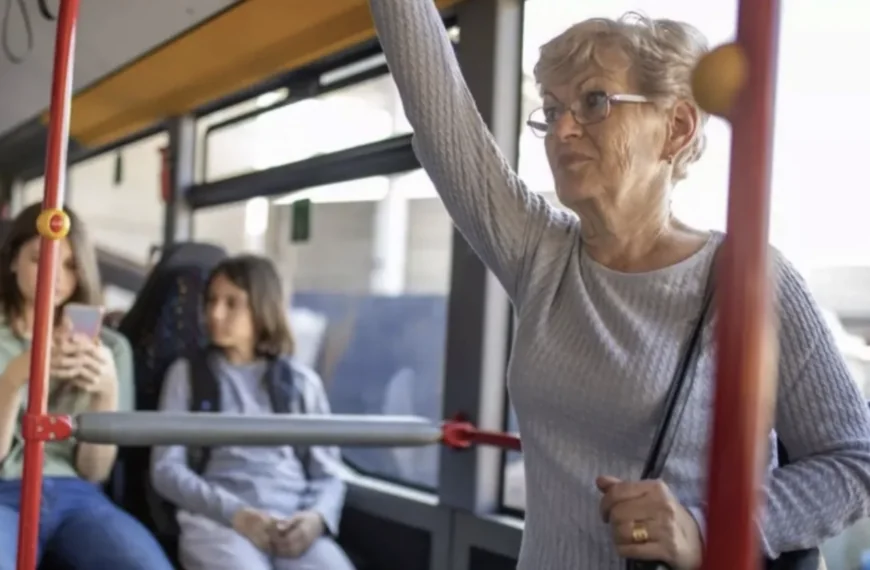 Alice (76): &ldquo;Ik ben woest dat kinderen in de bus hun zitplaats niet opgeven voor oudere passagiers&rdquo;