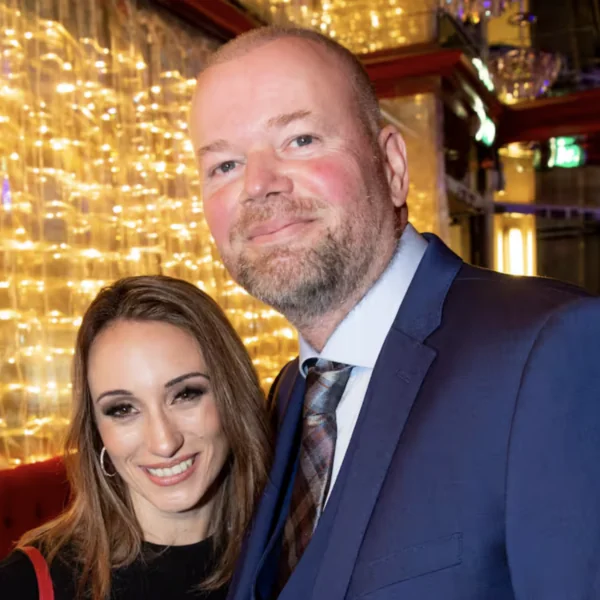 Dit is de 18 jaar jongere vriendin van Raymond van Barneveld