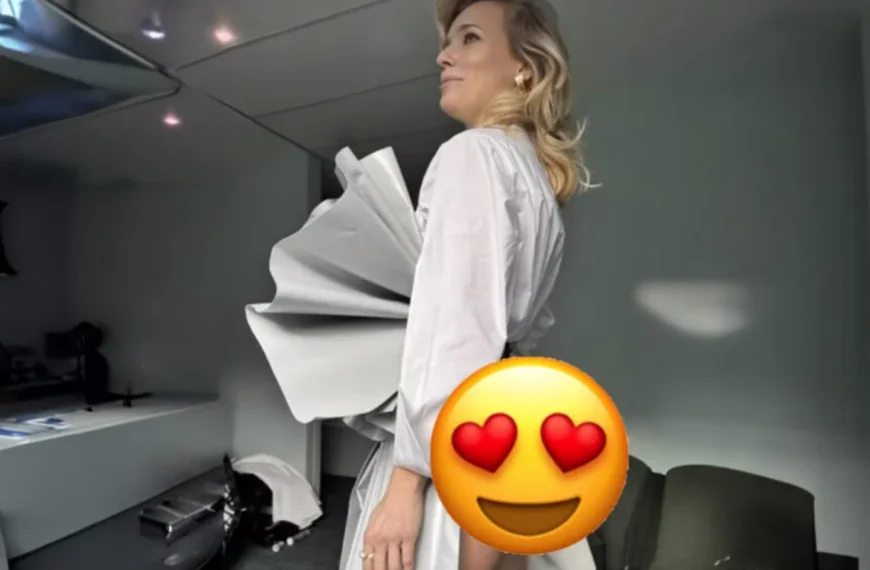 Jennifer Hoffman laat zich per ongeluk onder haar rokje kijken in backstage foto&rsquo;s