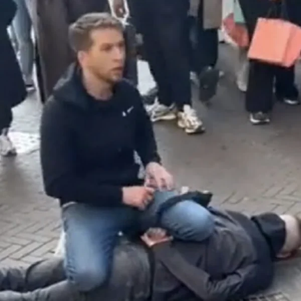 Beelden opgedoken van held die messentrekker van de Dam in Amsterdam overmeestert op straat!