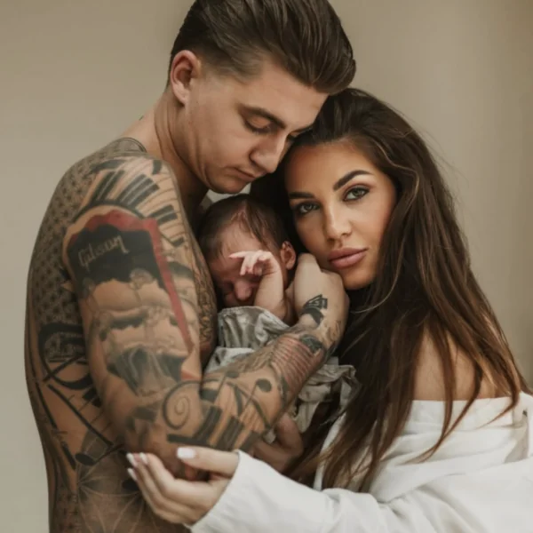 Mart Hoogkamer en Jennifer van Ooijen delen schokkend nieuws over hun eerste kind: &rdquo;Veel huilen&rdquo;