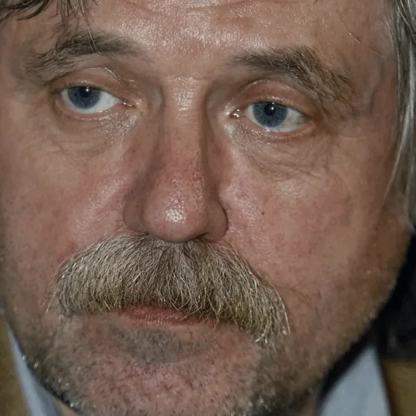 Johan Derksen met spoed opgenomen in ziekenhuis na gezondheidsklachten