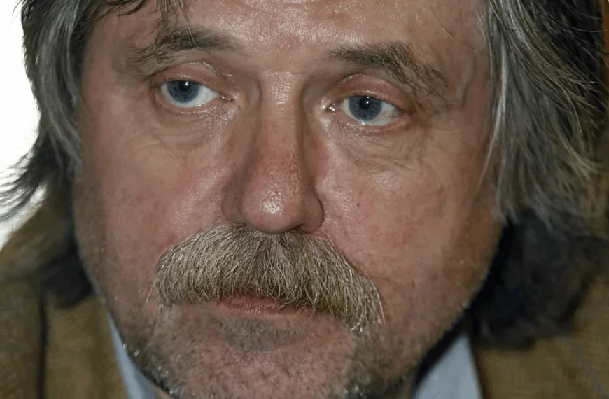 Johan Derksen met spoed opgenomen in ziekenhuis na gezondheidsklachten