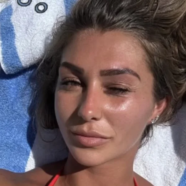 Bo de Munk (dochter van) plaatst foto in een kleine rode bikini op het strand