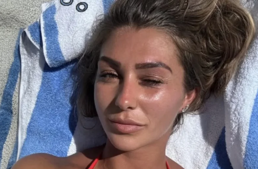 Bo de Munk (dochter van) plaatst foto in een kleine rode bikini op het strand