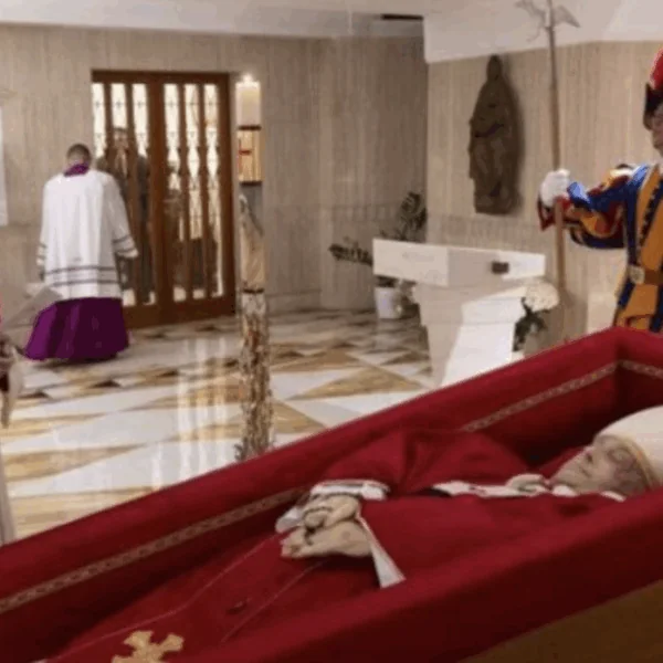 De heilige voorwerpen in de kist van paus Franciscus