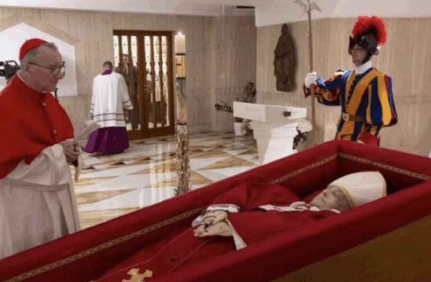 De heilige voorwerpen in de kist van paus Franciscus