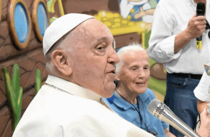 De non die het protocol brak bij de doodskist van paus Franciscus