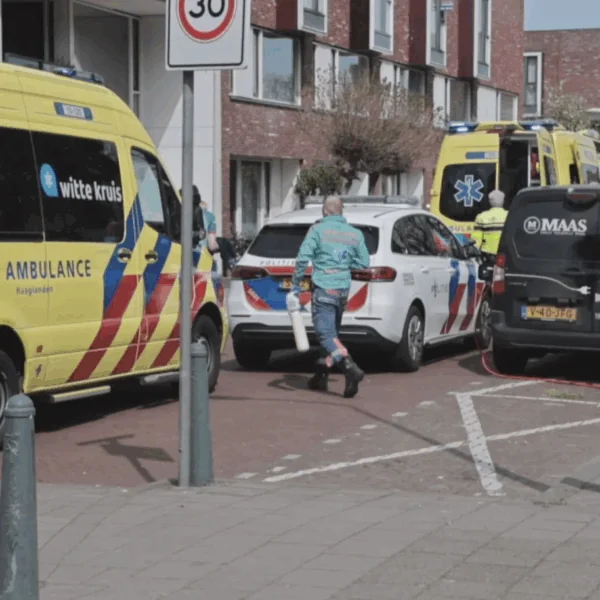 Peutertje van grote hoogte van balkon gevallen in Den Haag