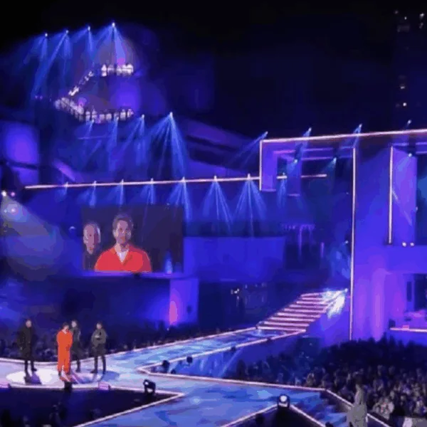 The Passion-kijkers herkennen man in het publiek en dat is een hele bekende