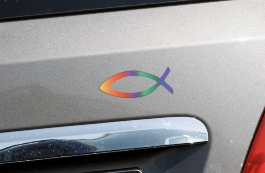 Wat is de betekenis van deze vissticker op een auto?