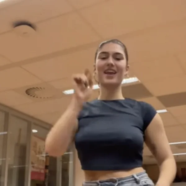 Juf Lieselot krijgt hevige kritiek na dansje in de klas: &ldquo;Is dit wat we willen zien van onze onderwijzers?