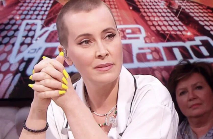 Ophef om halfnaakte foto van Anouk: &acute;Z&oacute; gespierd? Dat kan echt niet!&acute;
