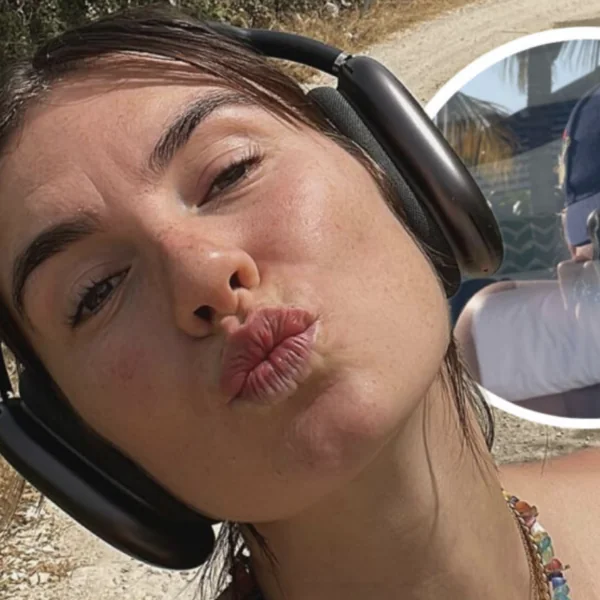 Oeps: Ook zangeres Maan plaatst &lsquo;per ongeluk&rsquo; foto waar v&eacute;&eacute;l teveel te zien is in het spiegelbeeld!