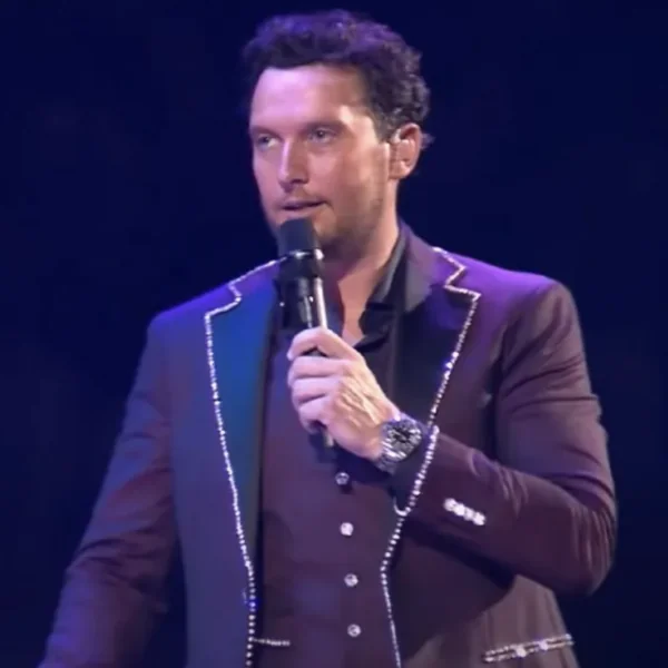 Beelden: Dronken Tino Martin roept &lsquo;Shoebydoebydoe&rsquo; en ramt microfoon tegen eigen gezicht!