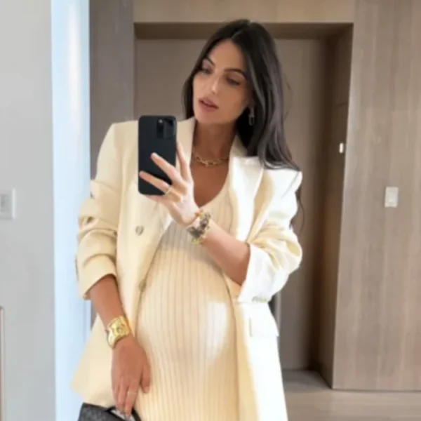 Kelly Piquet deelt subtiele aanwijzingen over het geslacht van de baby tijdens feest op jacht van Max Verstappen