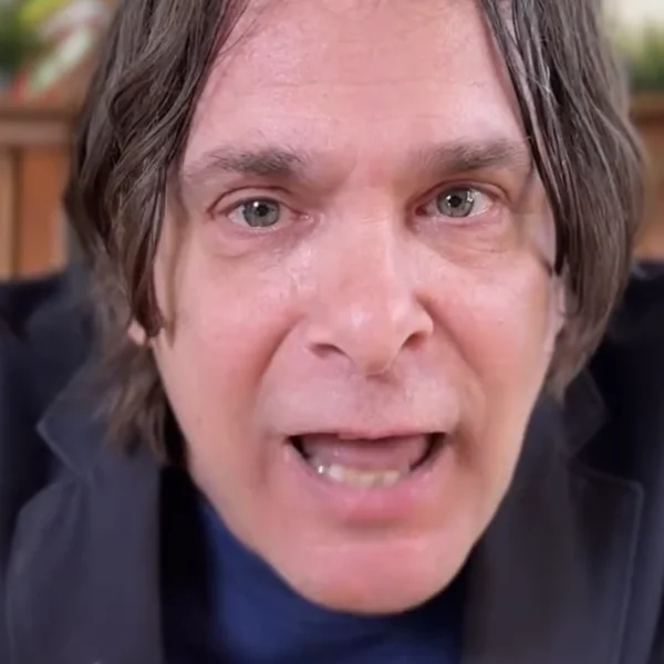 Hans Teeuwen sloopt Arjen Lubach, Carice van Houten en Tim Hofman in &eacute;&eacute;n video