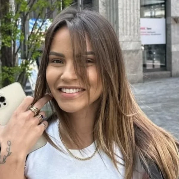 Monica Geuze toont lingerie terwijl ze midden op straat poseert