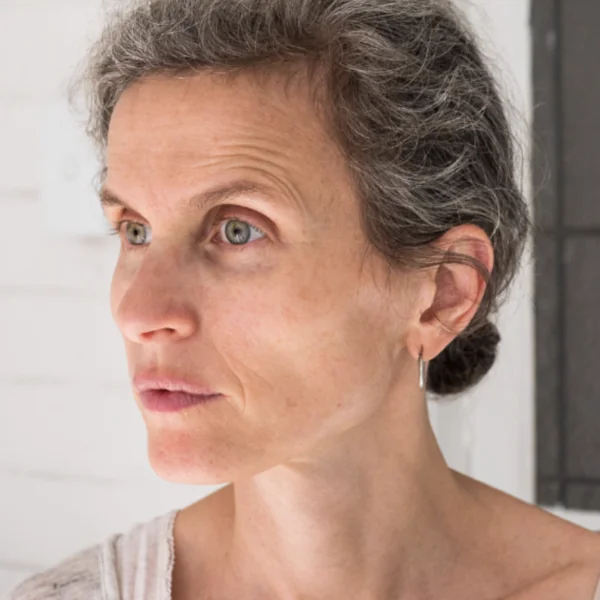 Hannah (54): &ldquo;Mijn buurman leeft in de bijstand, maar ligt wel lekker in een jacuzzi in zijn tuin&rdquo;