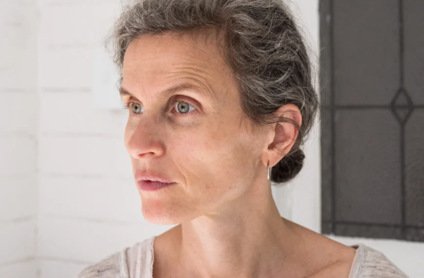 Hannah (54): “Mijn buurman leeft in de bijstand, maar ligt wel lekker in een jacuzzi in zijn tuin”