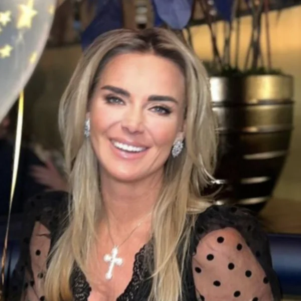 OEPS: Monique van Andre Hazes jr. laat per ongeluk de kleur van haar ondergoed zien