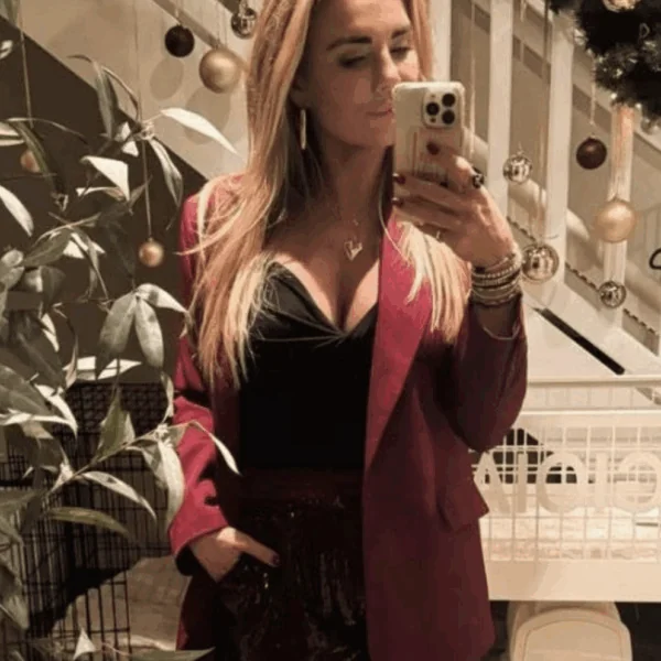 Monique Westenberg deelt een onverwachte spiegelselfie in een paarse bikini