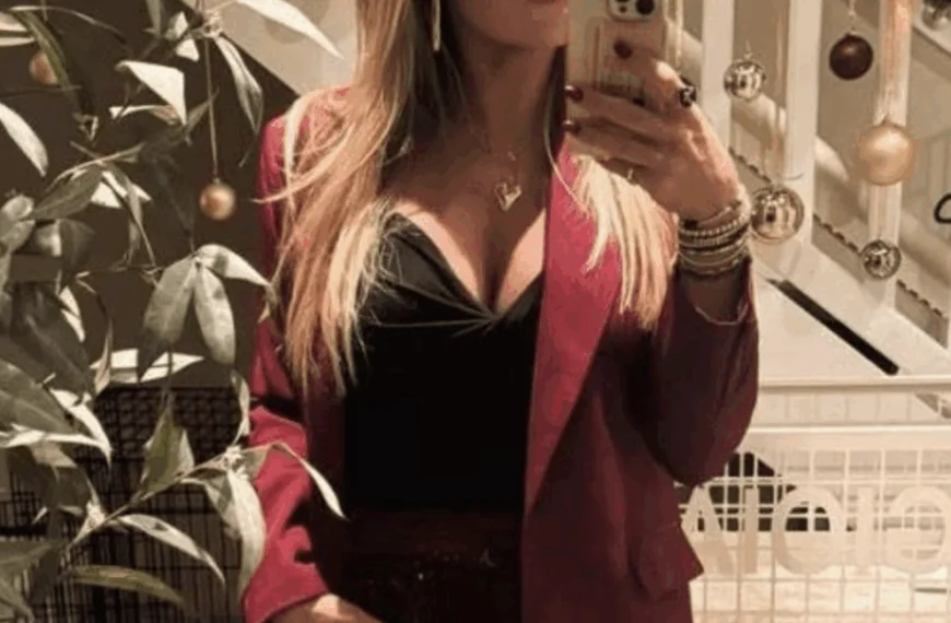 Monique Westenberg deelt een onverwachte spiegelselfie in een paarse bikini