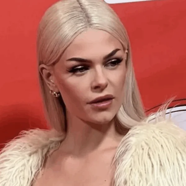 Davina Michelle trekt h&eacute;&eacute;l gewaagde &lsquo;borstenjurk&rsquo; aan en laat vrijwel niets aan de verbeelding over