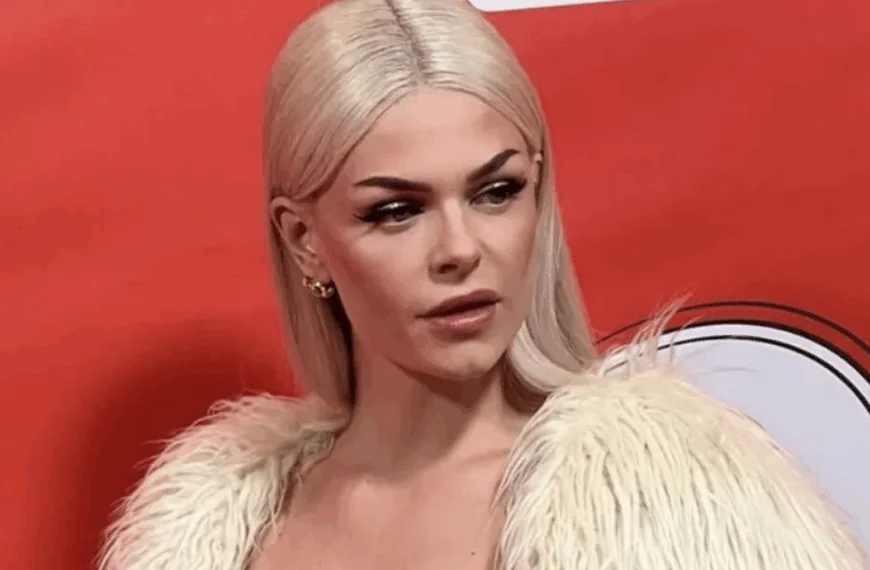 Davina Michelle trekt h&eacute;&eacute;l gewaagde &lsquo;borstenjurk&rsquo; aan en laat vrijwel niets aan de verbeelding over