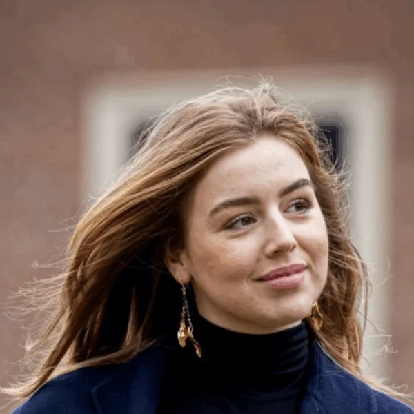 Zoenfoto van prinses Alexia zorgt voor veel verwarring: &lsquo;Is dit haar 1e vriendje?&rsquo;