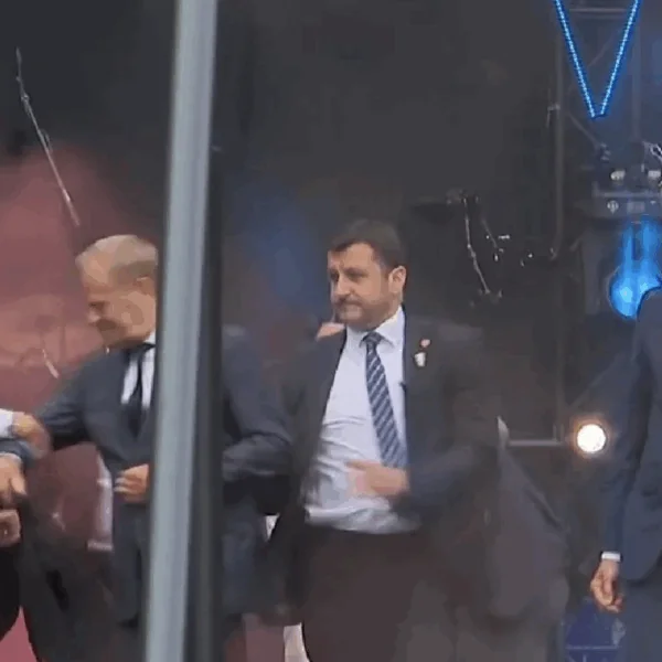 Heftige beelden: Premier Schoof en de Poolse premier Donald Tusk aangevallen in Wageningen