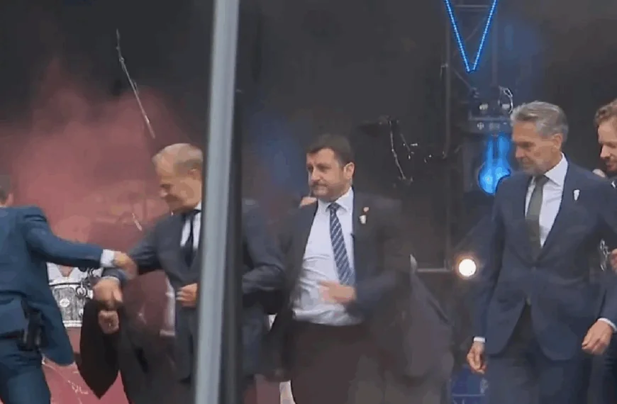 Heftige beelden: Premier Schoof en de Poolse premier Donald Tusk aangevallen in Wageningen