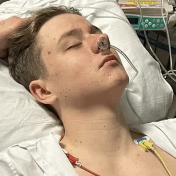 Alarmerend teken van ongeneeslijke kanker bij tiener verscheen uren voor de diagnose &ndash; nu is er geen hoop meer