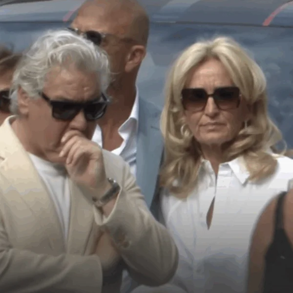 Beelden uitvaart Jonnie Boer zorgen voor tranen bij iedereen: &rdquo;Daar gaat hij&rdquo;