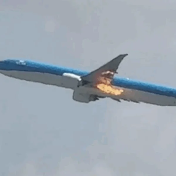 Vreselijk nieuws: Vlammen slaan uit motor KLM-toestel