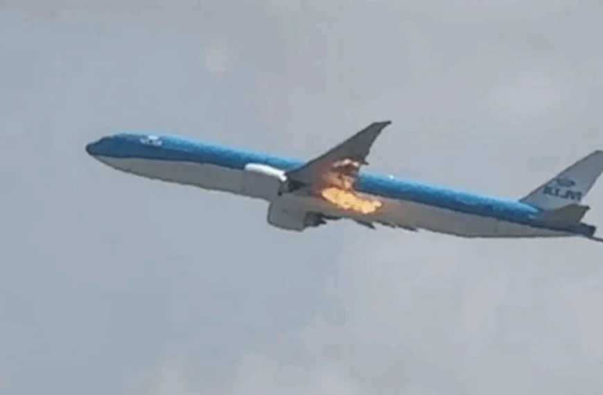 Vreselijk nieuws: Vlammen slaan uit motor KLM-toestel