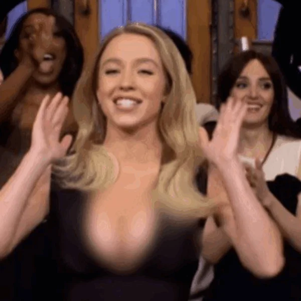 Presentatrice maakt de tongen los met veel te strak jurkje