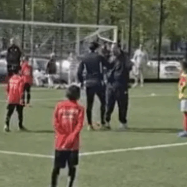 Vader van PSV-speler Noa Lang in elkaar geslagen op voetbalveld