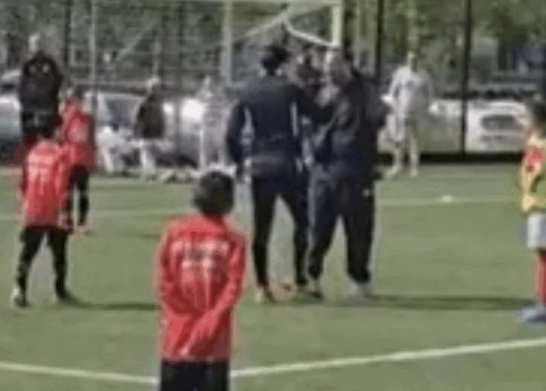 Vader van PSV-speler Noa Lang in elkaar geslagen op voetbalveld